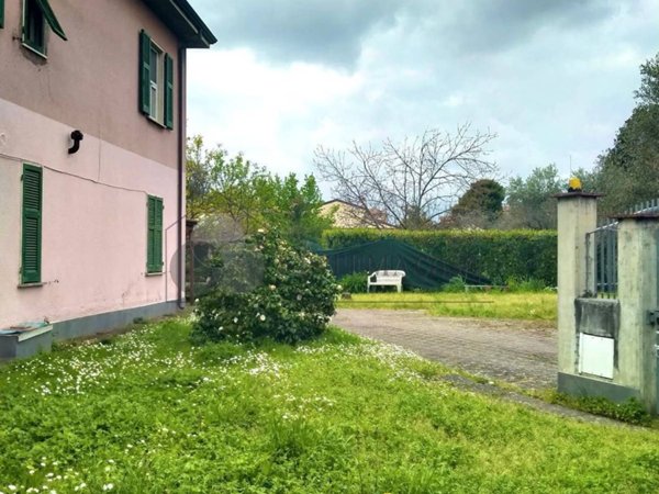 casa indipendente in vendita a Sarzana