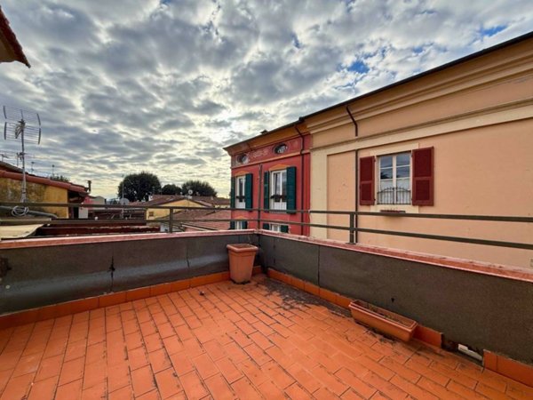 casa indipendente in vendita a Sarzana