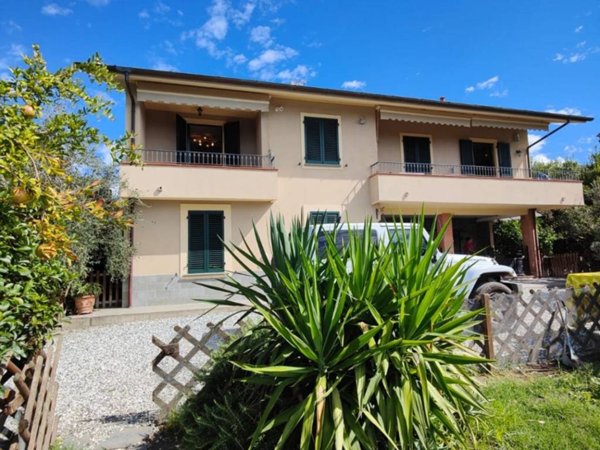 casa indipendente in vendita a Sarzana