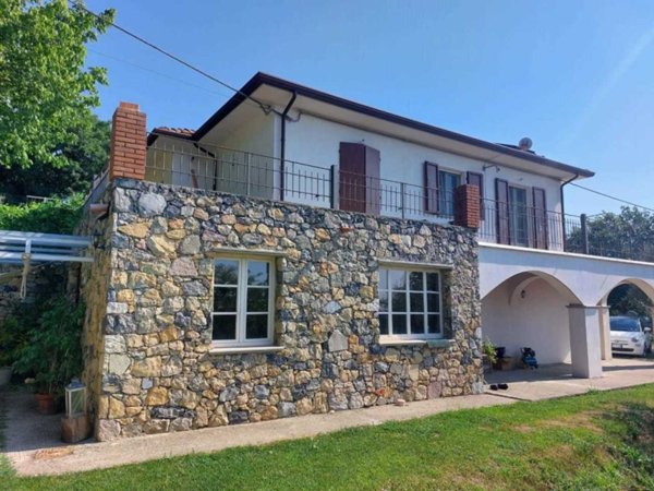 casa indipendente in vendita a Sarzana