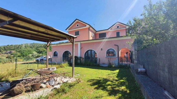 casa indipendente in vendita a Sarzana