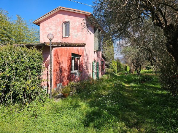 casa indipendente in vendita a Sarzana