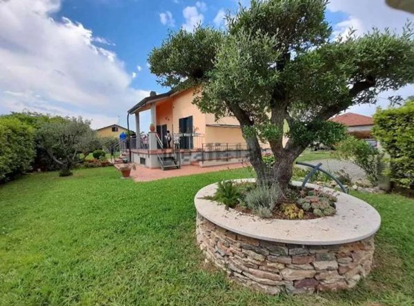 casa indipendente in vendita a Sarzana