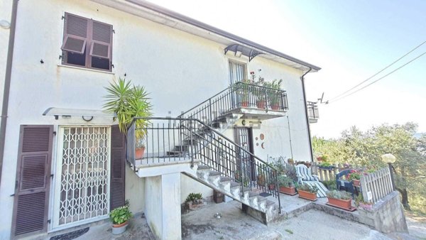 casa indipendente in vendita a Sarzana