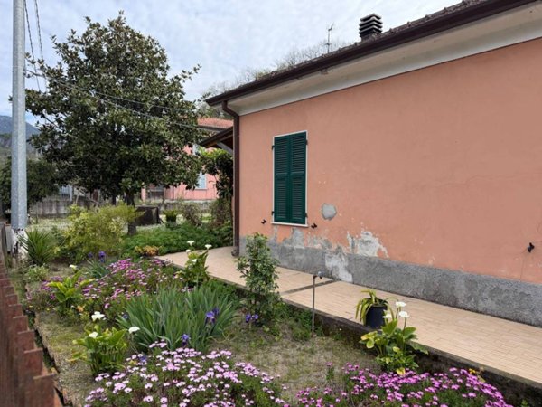 casa indipendente in vendita a Sarzana