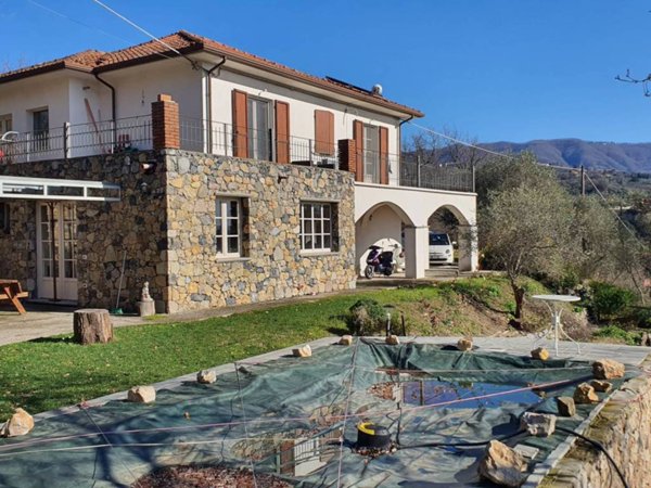 casa indipendente in vendita a Sarzana