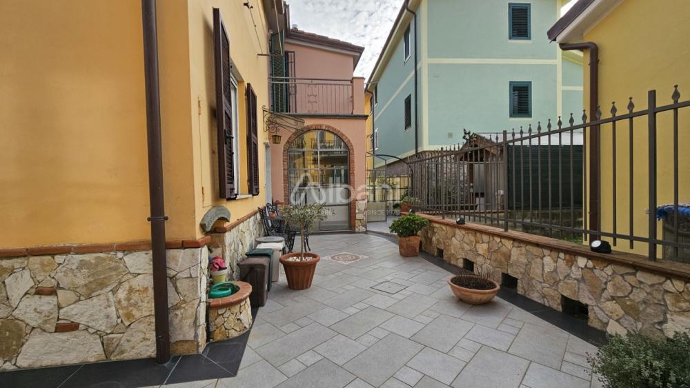 casa indipendente in vendita a Sarzana