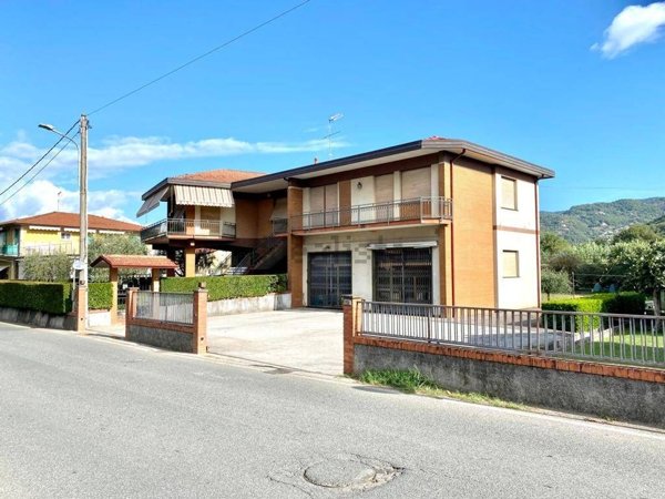 casa indipendente in vendita a Sarzana