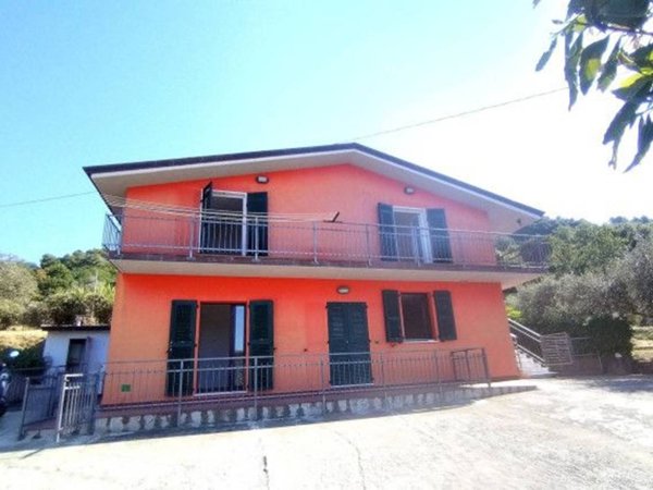 casa indipendente in vendita a Sarzana