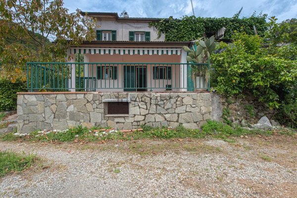 casa indipendente in vendita a Sarzana
