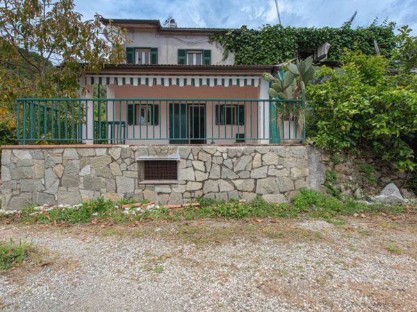 casa indipendente in vendita a Sarzana in zona Falcinello