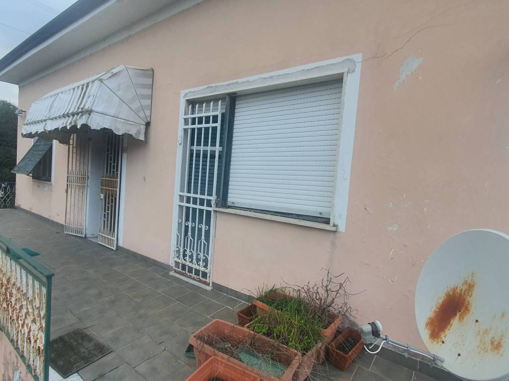 casa indipendente in vendita a Sarzana