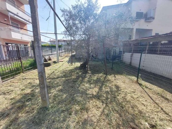 casa indipendente in vendita a Sarzana