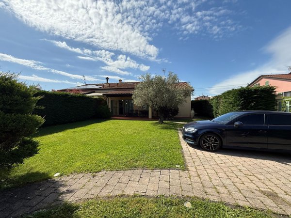 casa indipendente in vendita a Sarzana