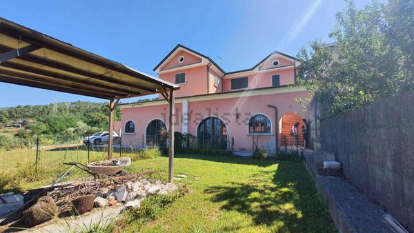 casa indipendente in vendita a Sarzana