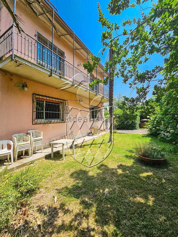 casa indipendente in vendita a Sarzana