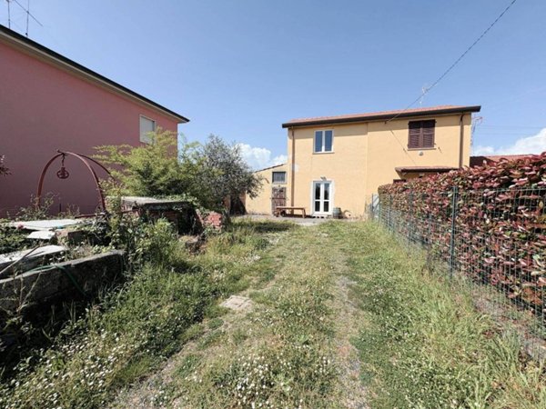 casa indipendente in vendita a Sarzana in zona Falcinello