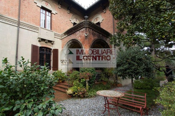 casa indipendente in vendita a Sarzana