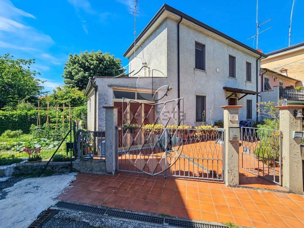 casa indipendente in vendita a Sarzana