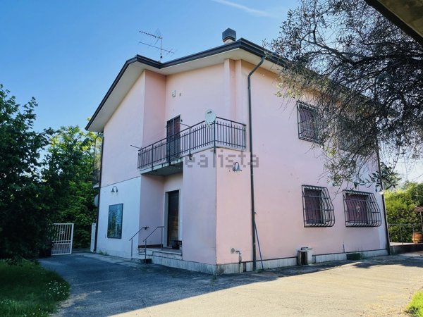 casa indipendente in vendita a Sarzana