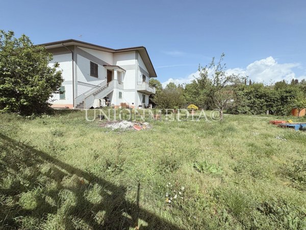 casa indipendente in vendita a Sarzana