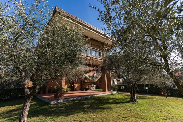 casa indipendente in vendita a Sarzana