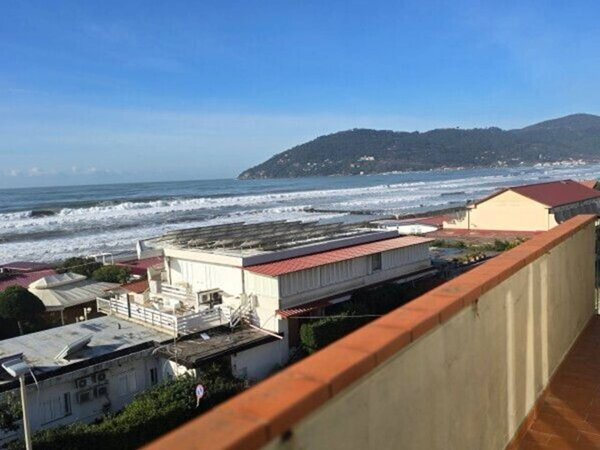 appartamento in vendita a Sarzana in zona Marinella di Sarzana