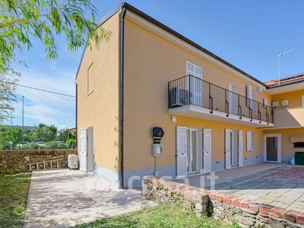 casa indipendente in vendita a Sarzana