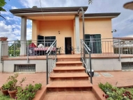 casa indipendente in vendita a Sarzana