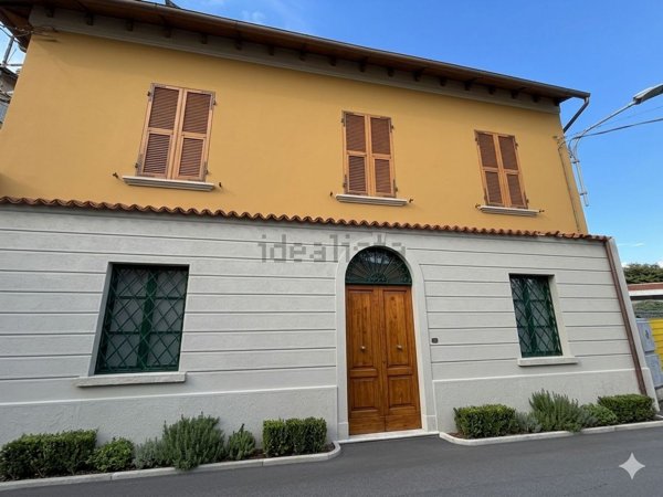 casa indipendente in vendita a Sarzana