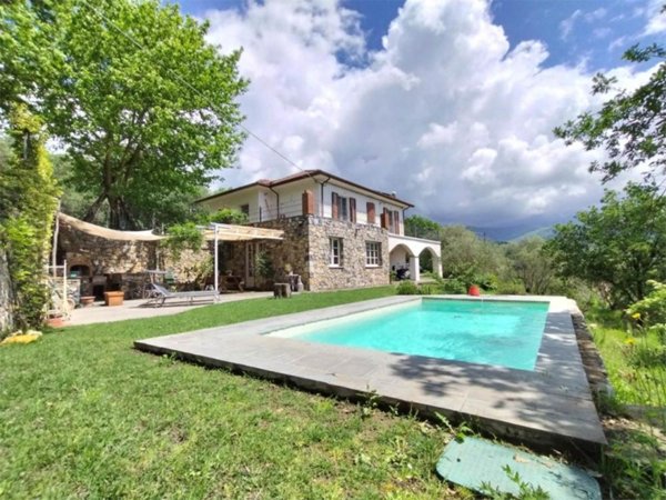 casa indipendente in vendita a Sarzana