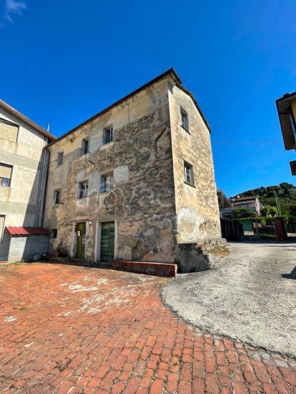 casa indipendente in vendita a Sarzana