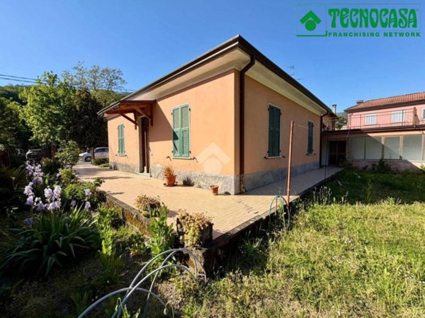 casa indipendente in vendita a Sarzana