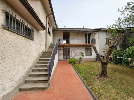 casa indipendente in vendita a Sarzana