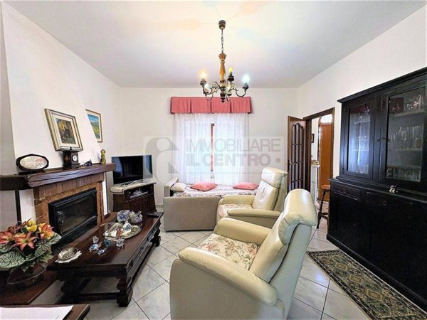 casa indipendente in vendita a Sarzana