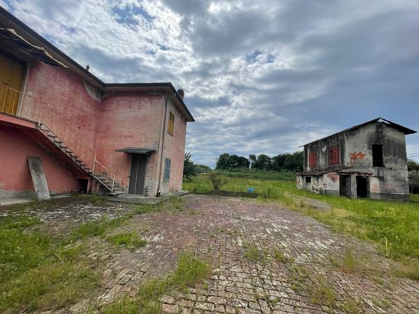 casa indipendente in vendita a Sarzana