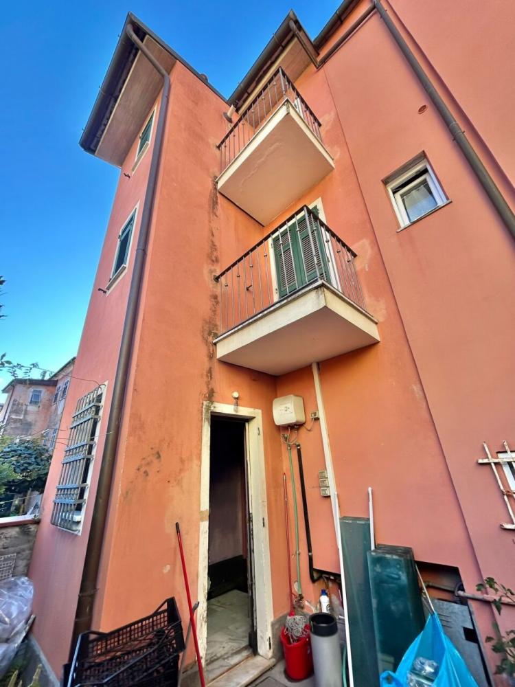 locale commerciale in vendita a Sarzana
