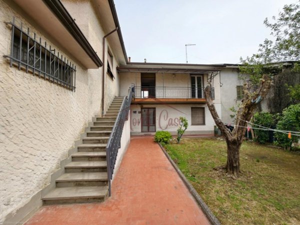 casa indipendente in vendita a Sarzana