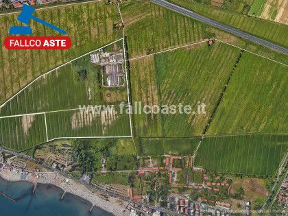 terreno edificabile in vendita a Sarzana in zona Marinella di Sarzana