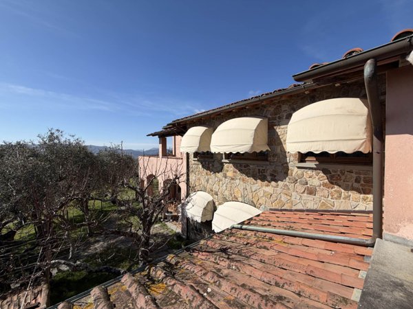 casa indipendente in vendita a Sarzana