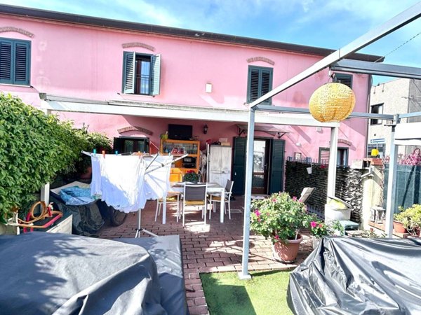 casa indipendente in vendita a Sarzana