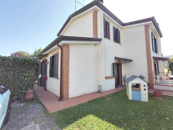 casa indipendente in vendita a Sarzana