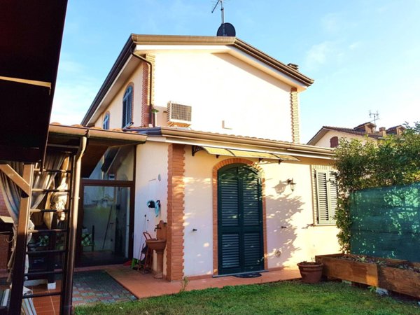 casa indipendente in vendita a Sarzana