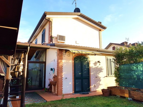 casa indipendente in vendita a Sarzana