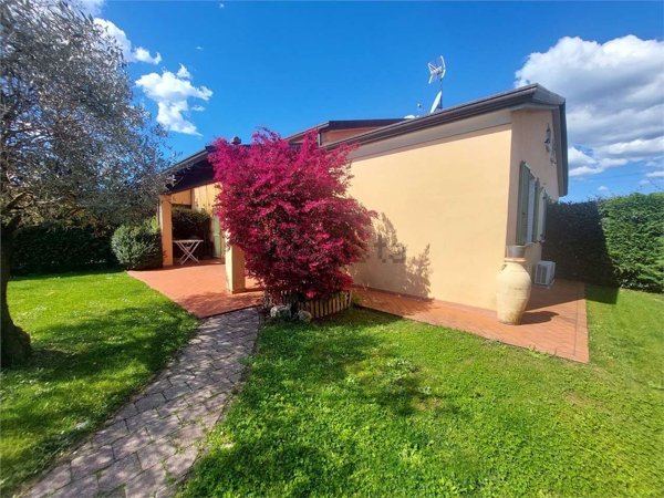 casa indipendente in vendita a Sarzana in zona Falcinello