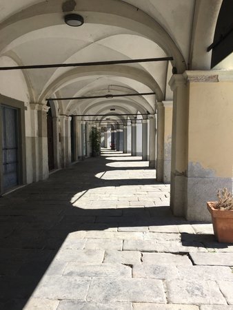 locale commerciale in vendita a Sarzana