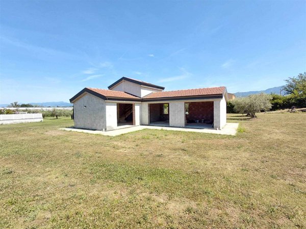 casa indipendente in vendita a Sarzana