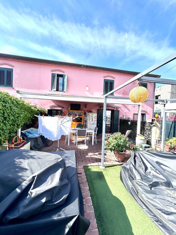 casa indipendente in vendita a Sarzana