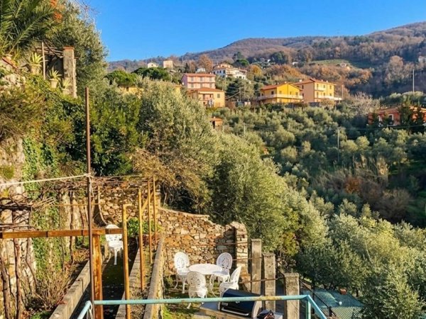 casa indipendente in vendita a Sarzana