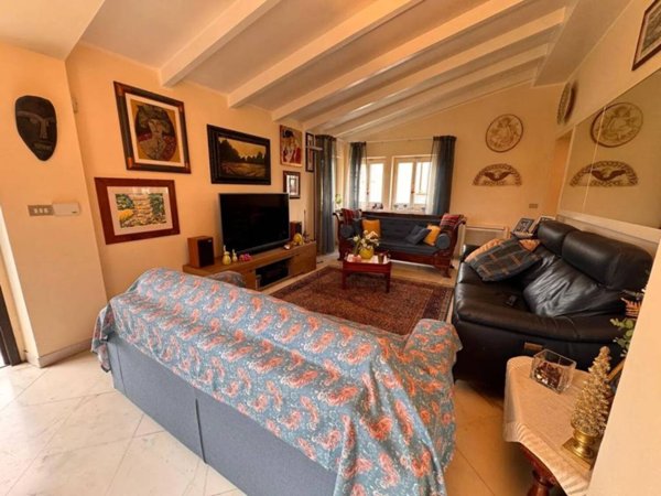 casa indipendente in vendita a Sarzana